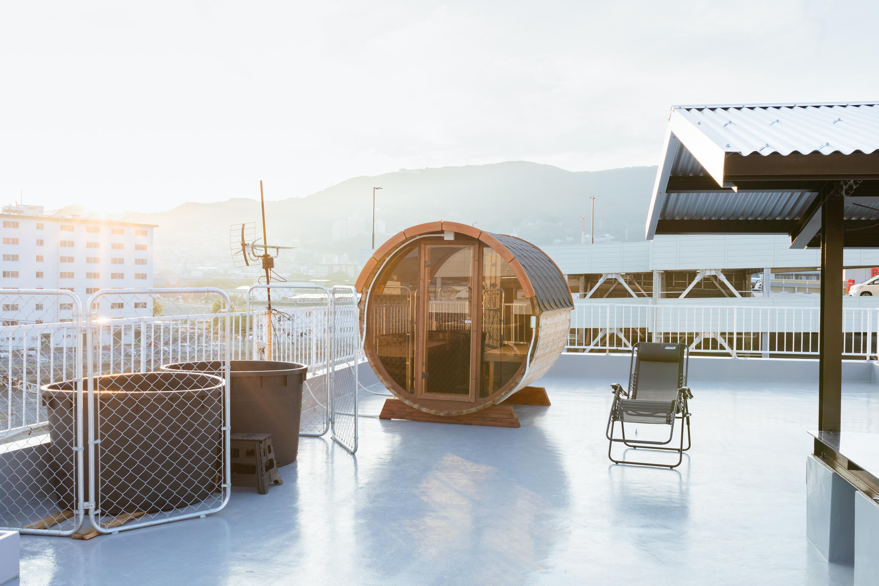 屋上テラスとバレル型サウナ